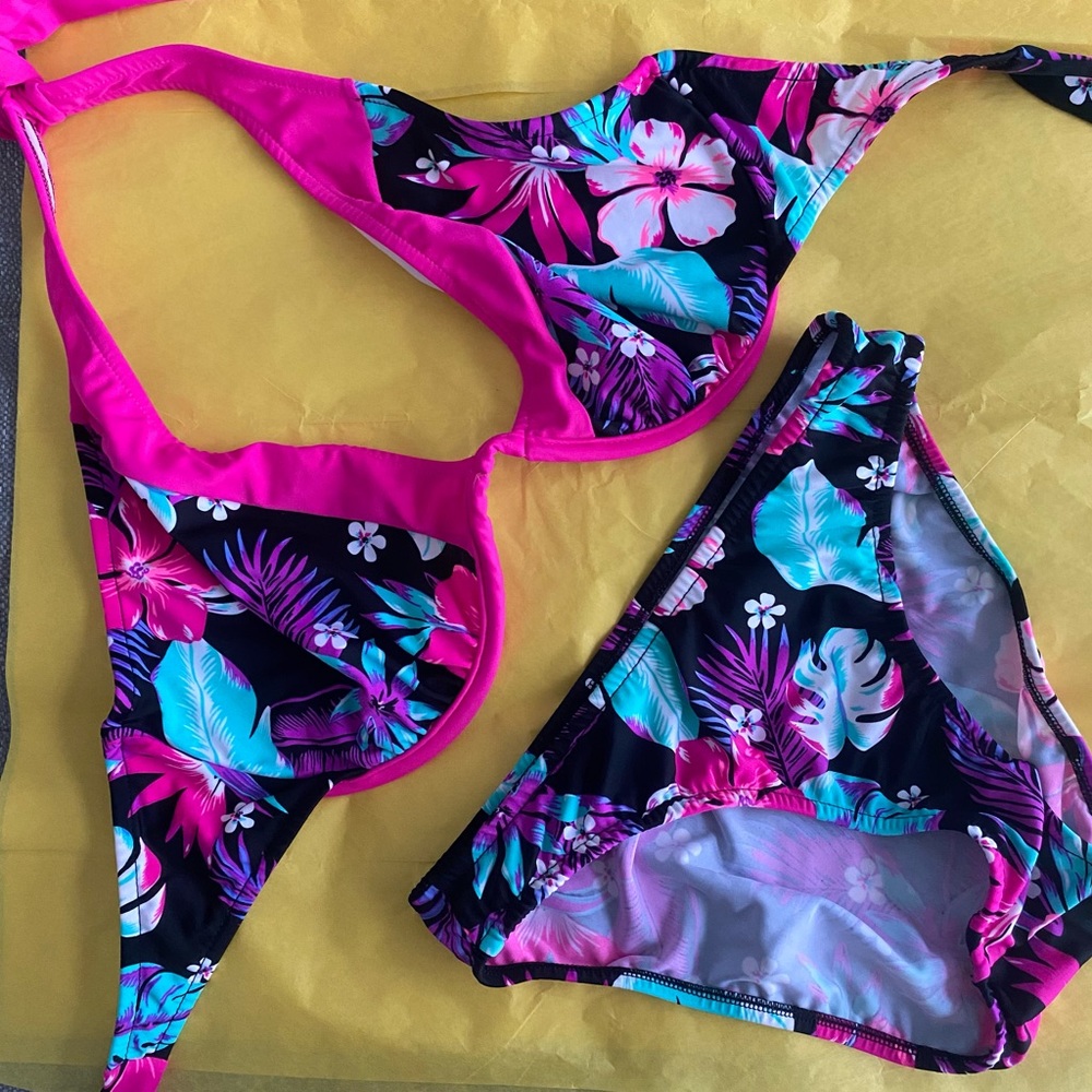 Venus Bikini - D top, 6 bottoms